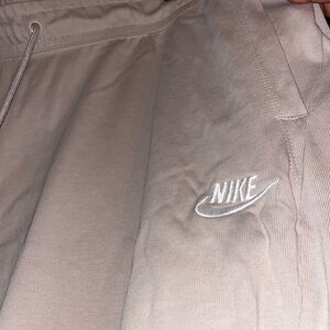 NIKE Sportswear Club Mid-Rise Jogger Pants